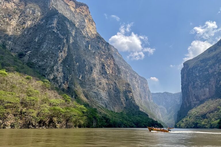 Naviguer sur le magnifique canyon de Sumidero dans la région du Chiapas au Mexique.
