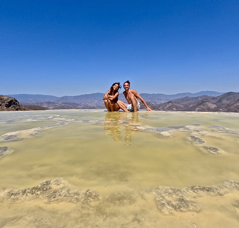 Magnifique baignade dans les bassins de Hierve en Algua à Oaxaca lors d'un roadtrip au Mexique.