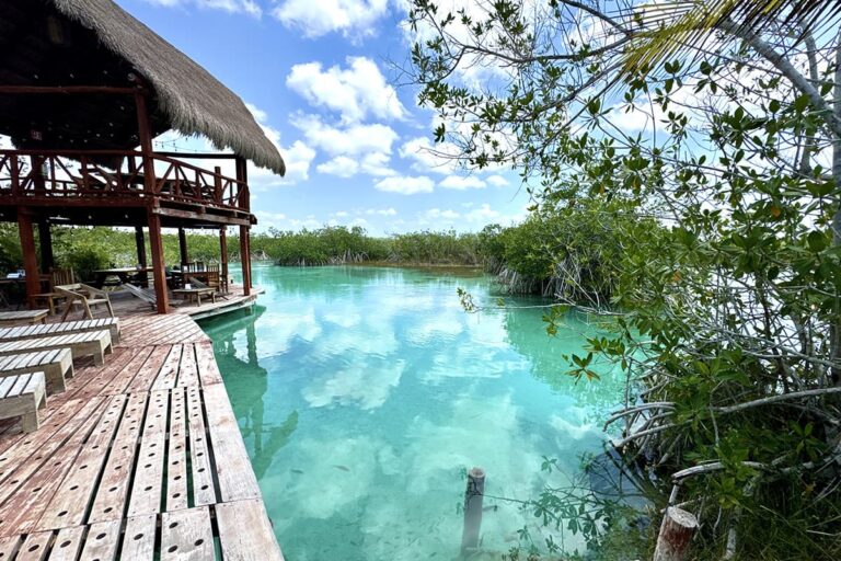 Cenotes et eaux bleu turquoise découvrez les merveilles du Yucatan lors d'un roadtrip au Mexique.