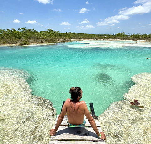 Allez vous baigner dans une eau bleue turquoise à los Rapidos, à bacalar dans le Yucatan au Mexique.