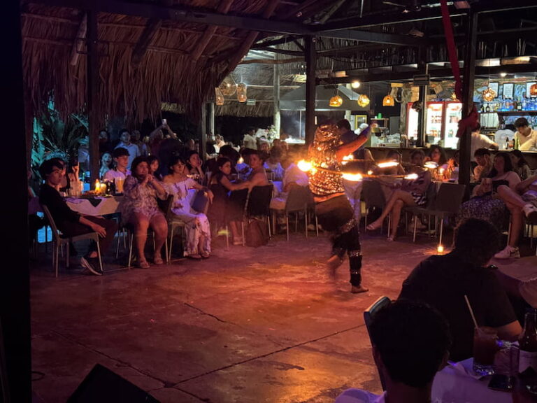 Visiter le chiapas et amusez vous lors des spectacles au restaurant proche de notre auberge, le kin balan