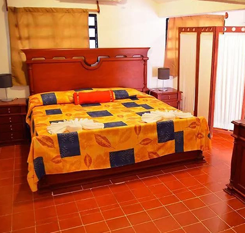 Visiter le Chiapas, hébergement à Tuxtla avec piscine, chambre avec sdb.