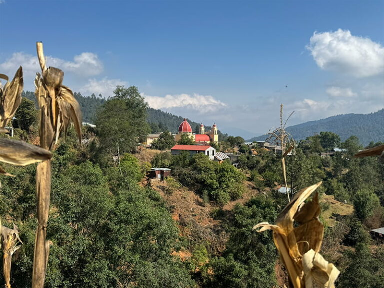 Vue sur le petit village à la fin de la randonnée qui part du village de montagne de San Jose del Pacifico.
