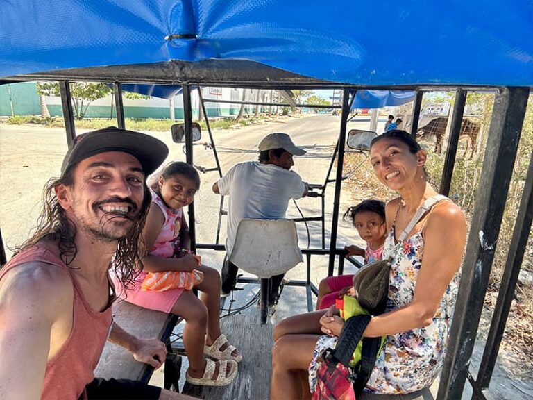 Prendre le tuk tuk avec la famille qui travaille à notre camping à Celestun, Dos lunas.