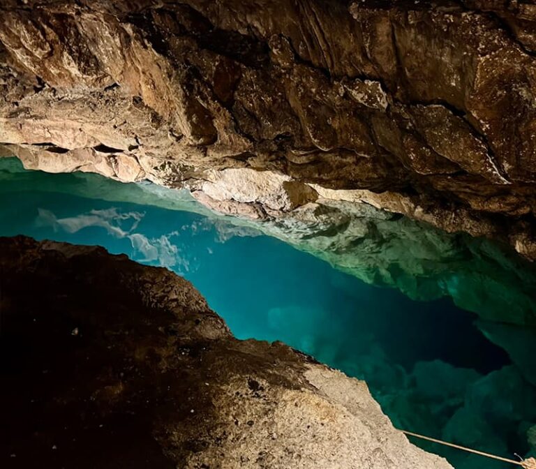 L'eau magnifique bleu et translucide des cenotes du Yucatan au Mexique.
