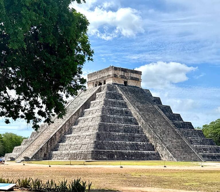 Admirer le magnifique et imposant temple de Kukulkan sur le site Maya de Chichen Itza au Mexique.