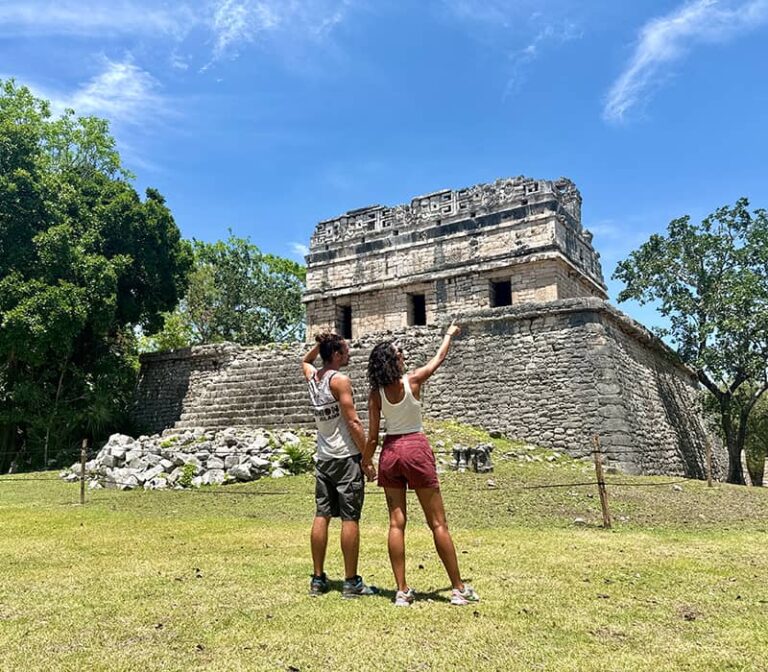 Des temples Maya bien conservés sur l'impressionnant site de Chichen Itza dans le Yucatan au sud du Mexique.