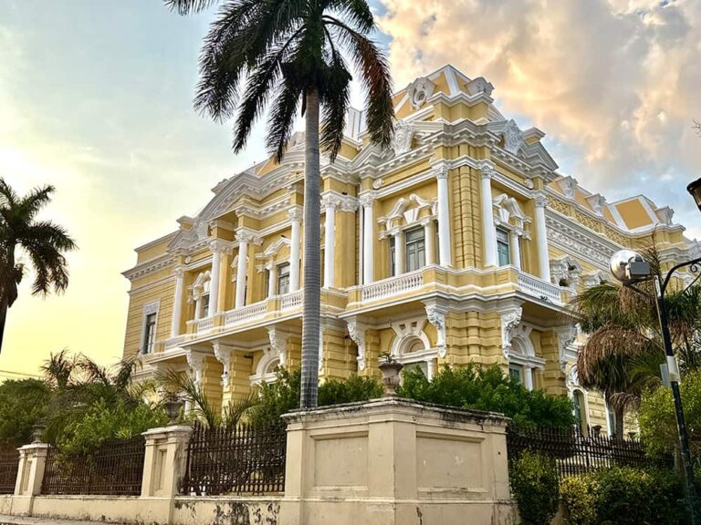 Découvrez les villas coloniales du Paseo Montejo à Merida en visitant le Yucatan.
