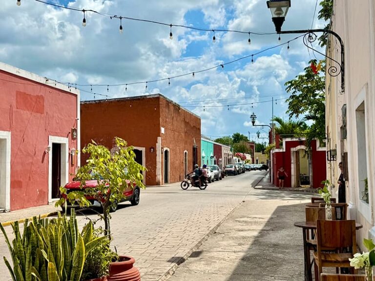 La belle calzada de los frailes avec ses boutiques et restaurants à Valladolid a Mexique.
