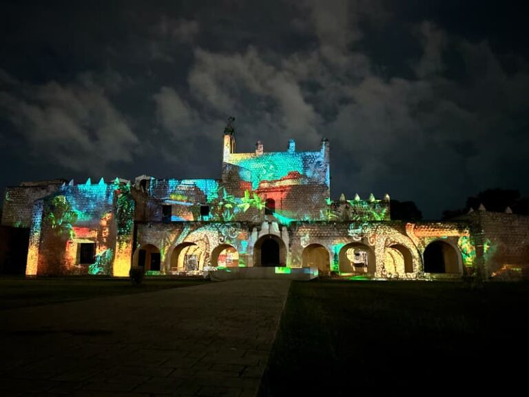 Profitez de la projection mapping en anglais ou en espagnol dans le Parc Sisal à Valladolid.